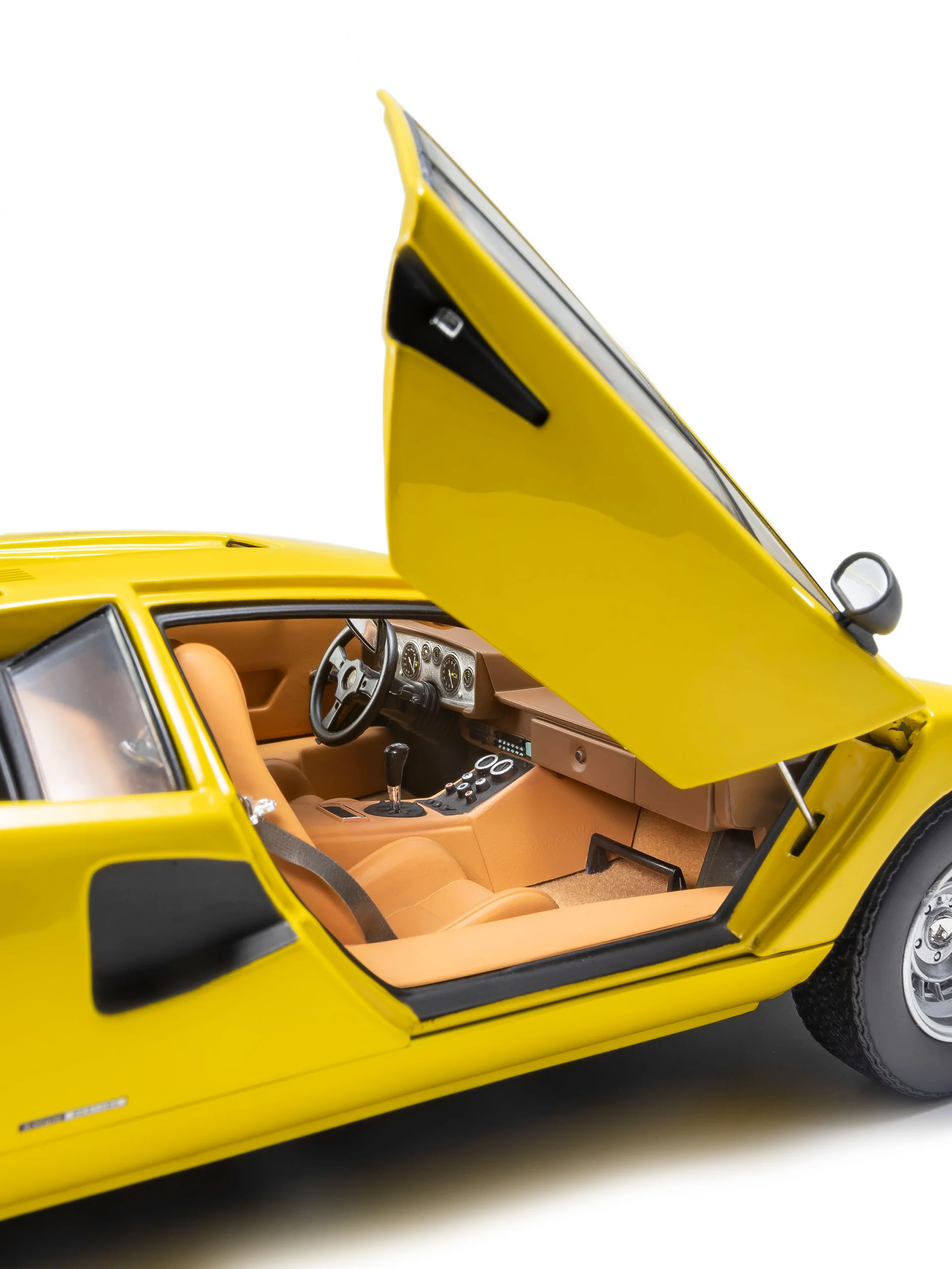 Yellow Countach LP400 model car, scale 1:18 - Image 5