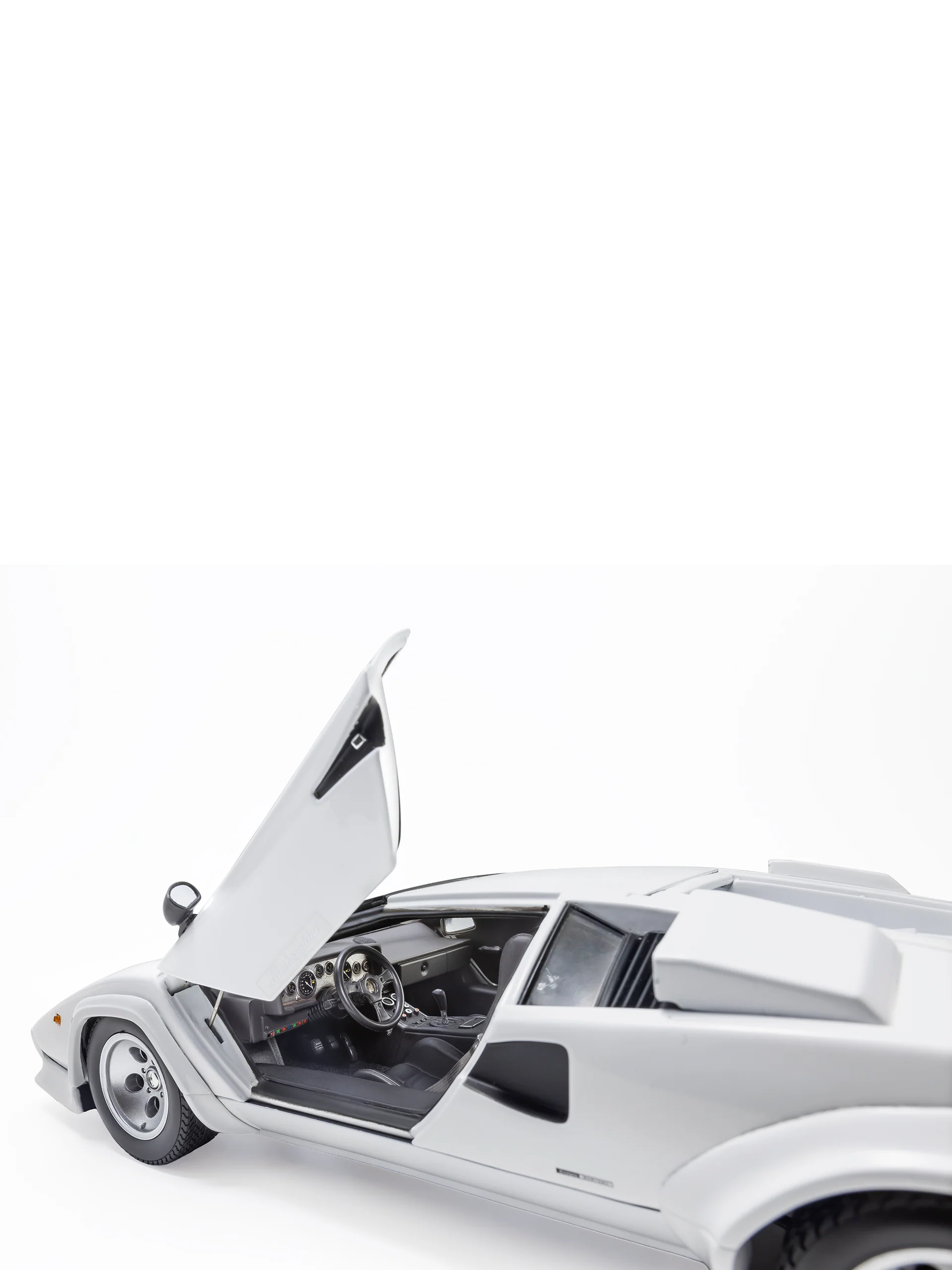 White Countach LP400S 1:18 model car - Image 7
