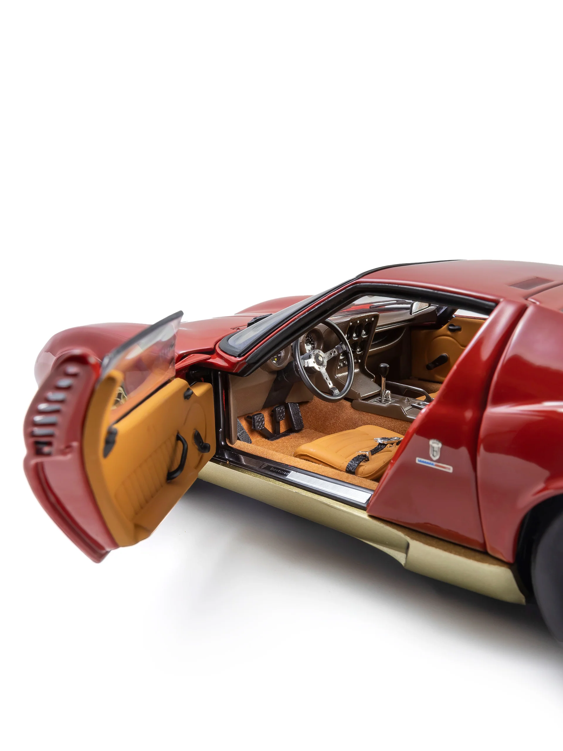 Red and gold Miura P400 model car, scale 1:18 - Image 5