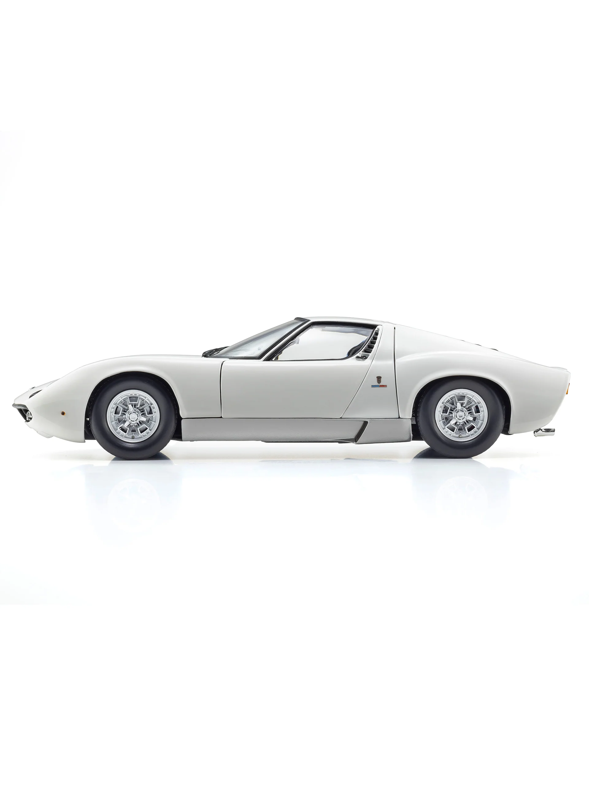 White and silver Miura P400 model car, scale 1:18 - Image 3