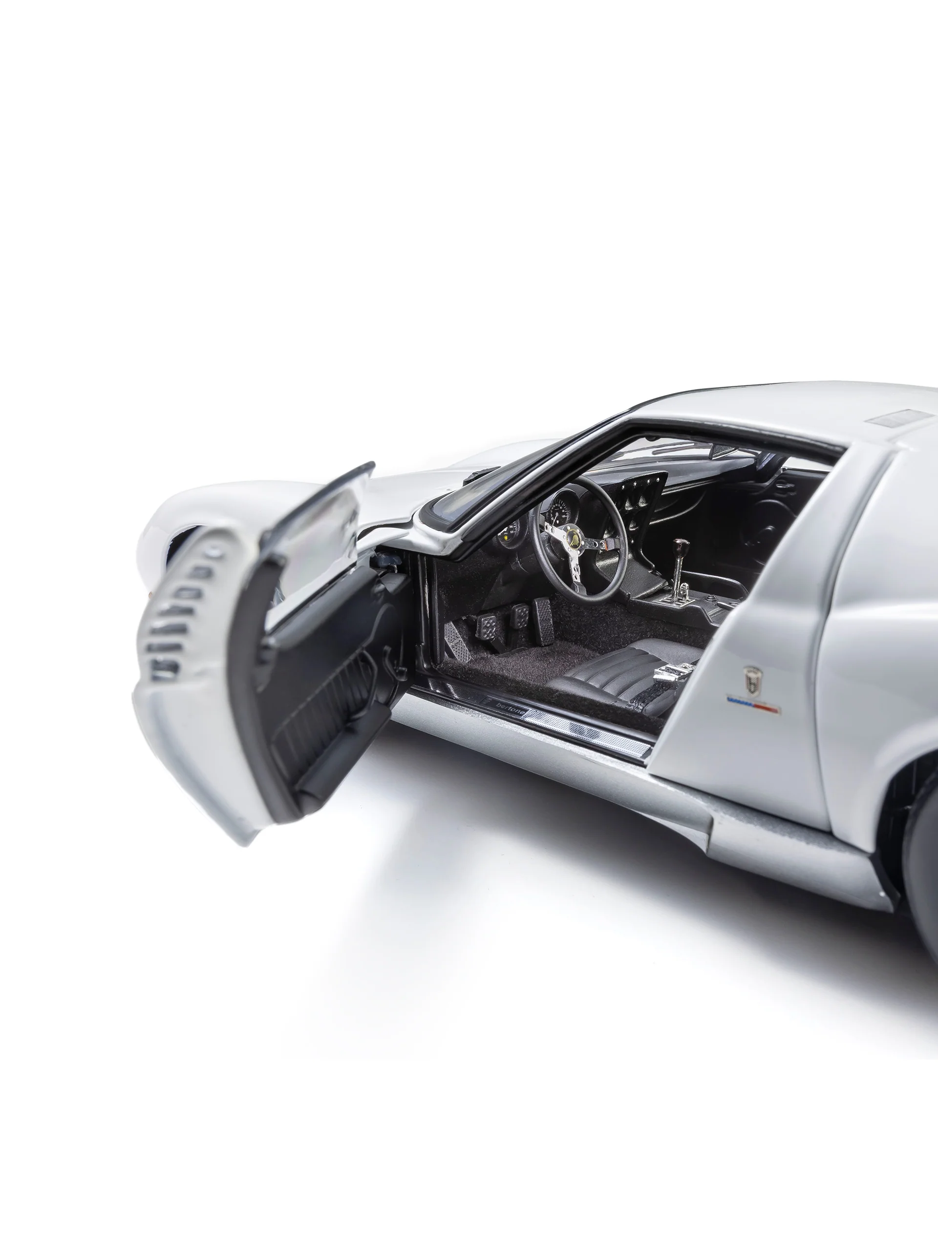 White and silver Miura P400 model car, scale 1:18 - Image 5